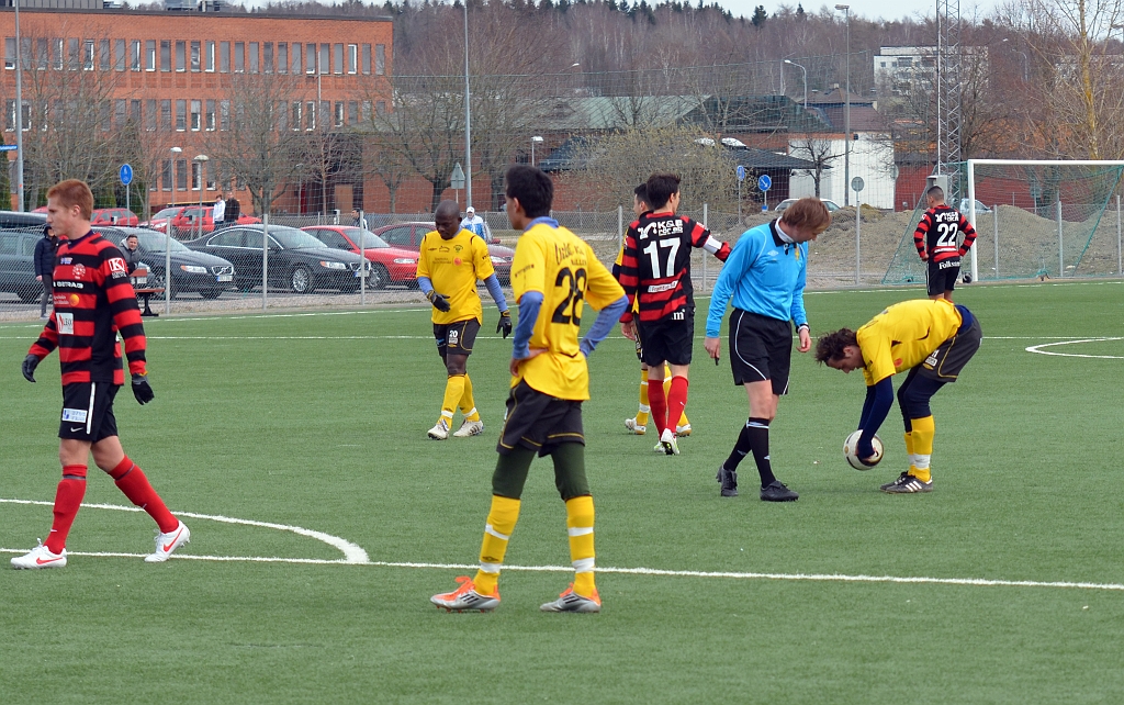 2012_0409_35.JPG - Rio lägger upp bollen för frispark . . . .