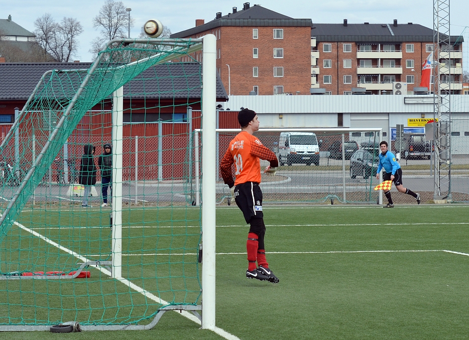 2012_0409_36.JPG - . . . . det var bra fart på bollen men den gick något för högt över ribban