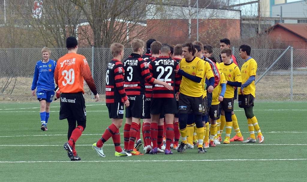 2012_0409_38.JPG - Spelarna tackar varandra efter matchen