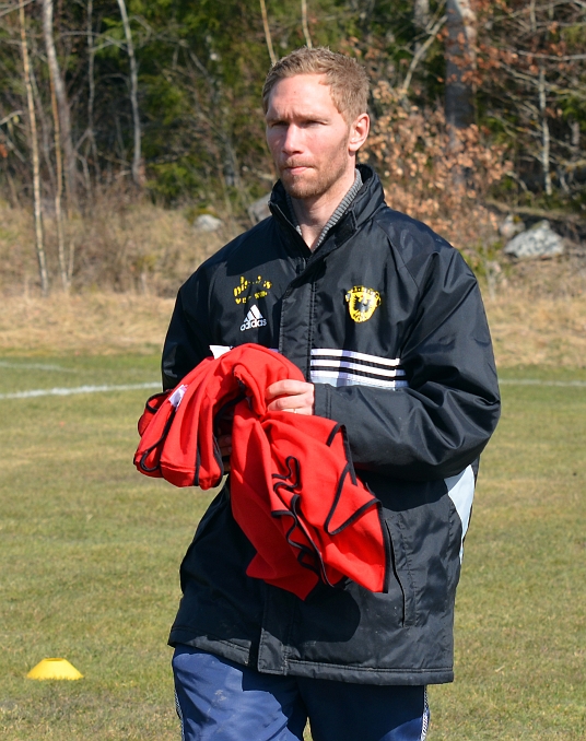 2012_0414_01.JPG - Södras tränare Mikael Wiker ser samlad ut inför matchen