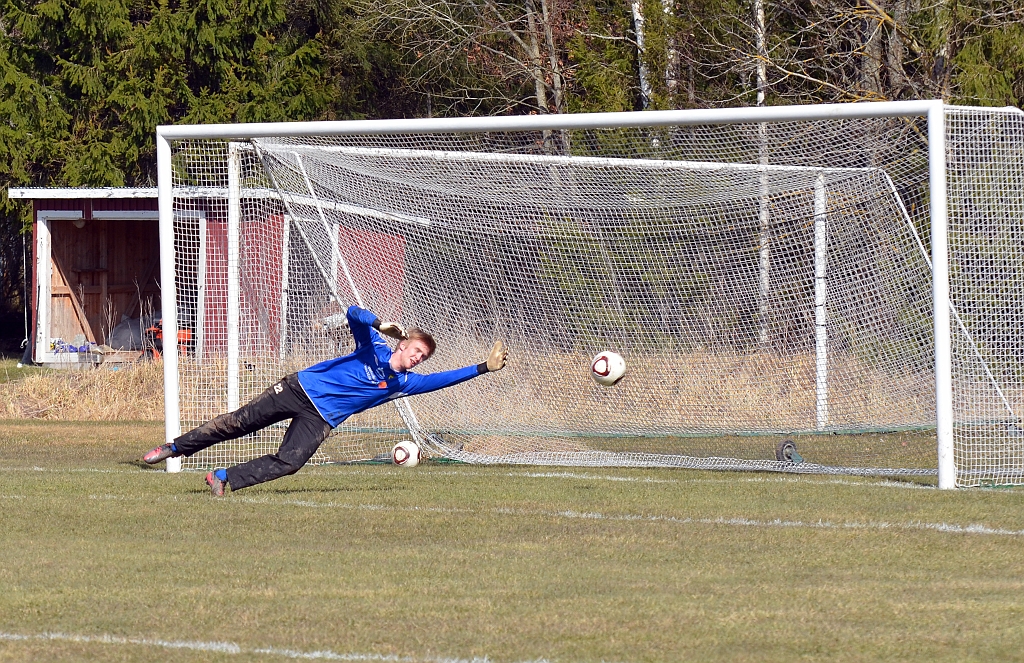 2012_0414_02.JPG - Uppvärmning av Emil Gillberg inför matchen