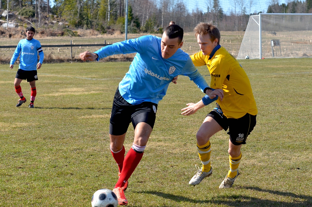 2012_0414_03.JPG - Filip Haglind är framme och pressar mot Assyriska spelaren
