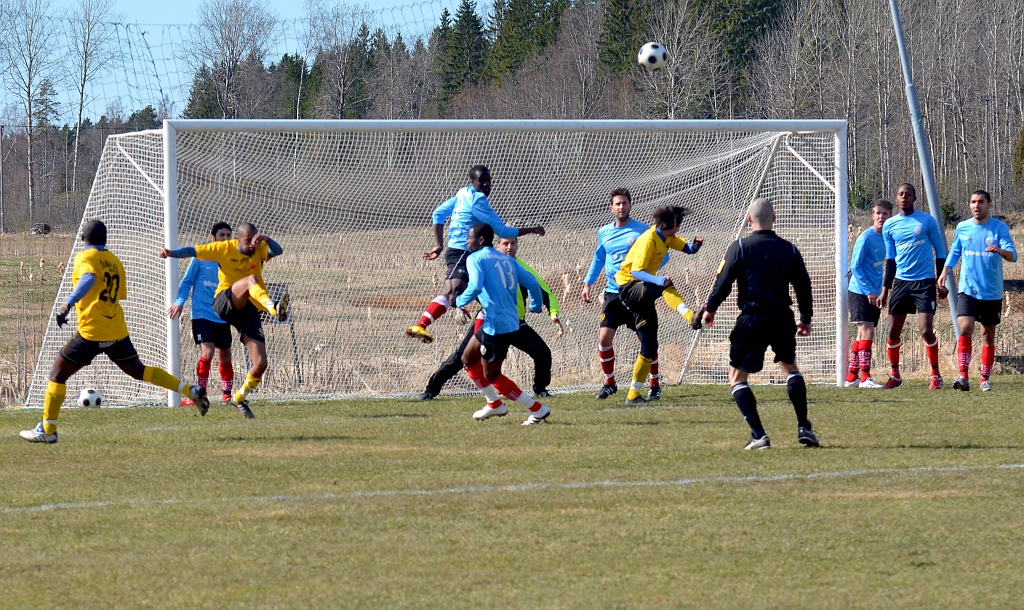 2012_0414_04.JPG - En Södrachans i matchöppningen men Assyriska får undan bollen