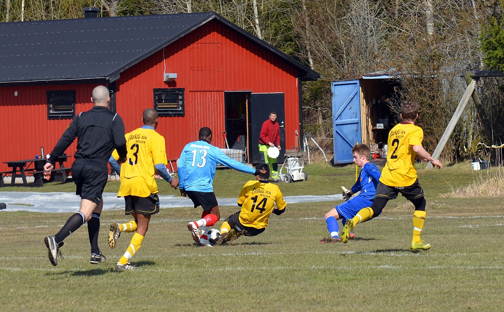 2012_0414_05.JPG - Emil Gillberg är en bit ut i straffområdet men Mergim Bekaj gör en snabb hemlöpning och bryter så att bollen går till inkast