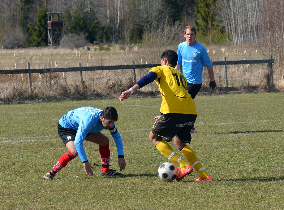 2012_0414_06.JPG - Jaser Al-Mosawy utmanar Assyriska försvararen