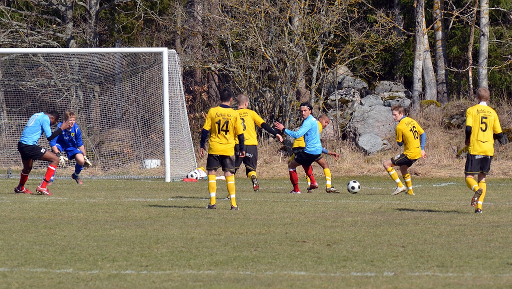 2012_0414_09.JPG - Assyriska kom i snabba omställningar men här reder Södraförsvaret ut situationen