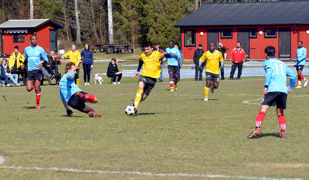 2012_0414_10.JPG - Mergim Bekaj utmanar Assyriska mittbacken