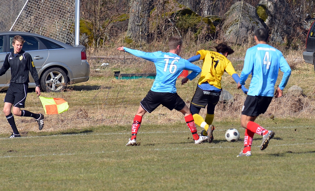 2012_0414_11.JPG - Rio Babovic försöker att komma förbi på kanten men stoppas av Assyriska backen