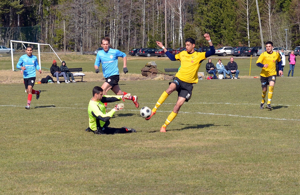 2012_0414_12.JPG - Jaser Al-Mosawy kommer i bra läge framför målvakten men boller men fick bollen för långt ifrån sig