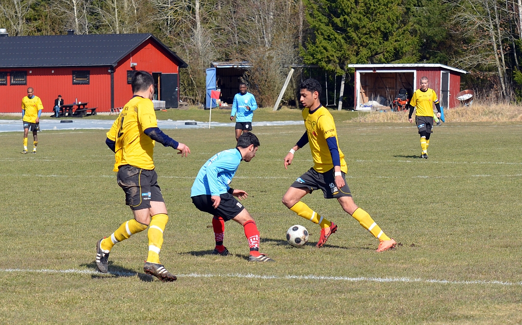 2012_0414_13.JPG - Jaser Al-Mosawy utmanar Assyriska försvararen