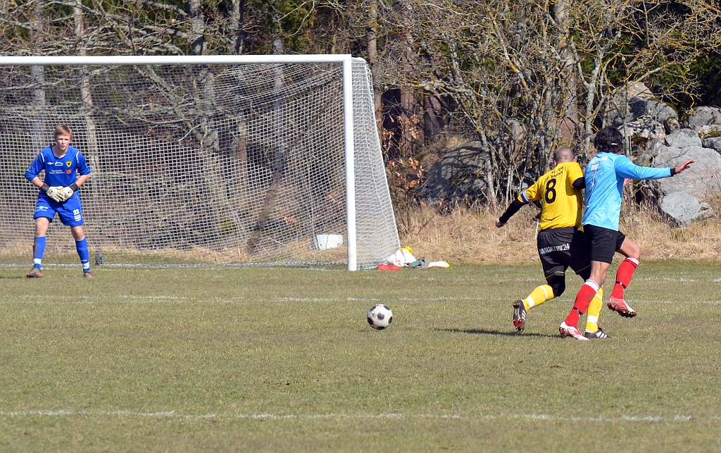 2012_0414_14.JPG - Gustav Gustavsson håller anfallaren utanför sig och kan spela undan bollen