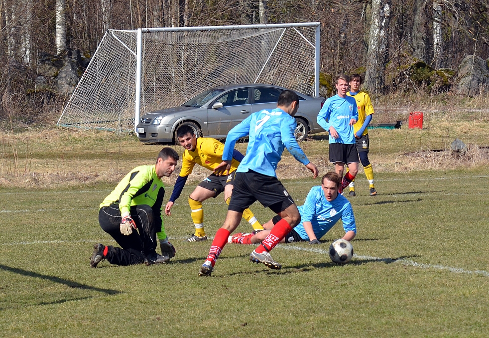 2012_0414_15.JPG - En bra chans för Södra men Assyriska försvaret får undan bollen