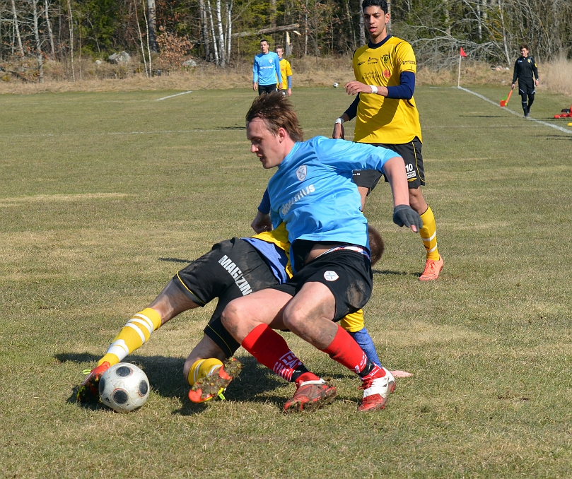 2012_0414_16.JPG - Brandon Wade i närkamp med Assyriska backen