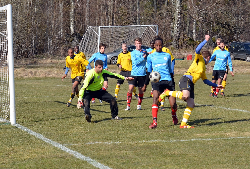 2012_0414_17.JPG - Brandon Wade försöker klacka bollen mot mål men fick Södra fick en ny hörna