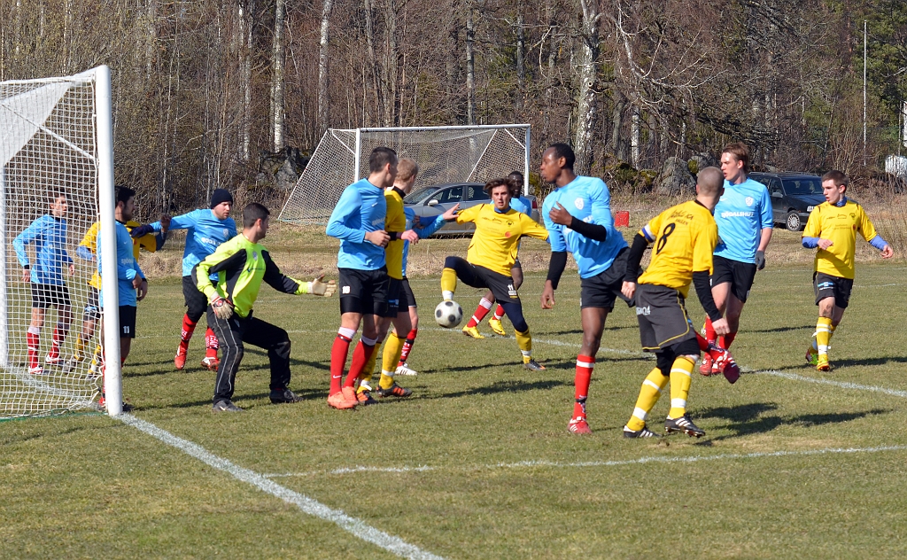 2012_0414_18.JPG - En farlig hörna från Södra men Assyriska försvaret får undan bollen