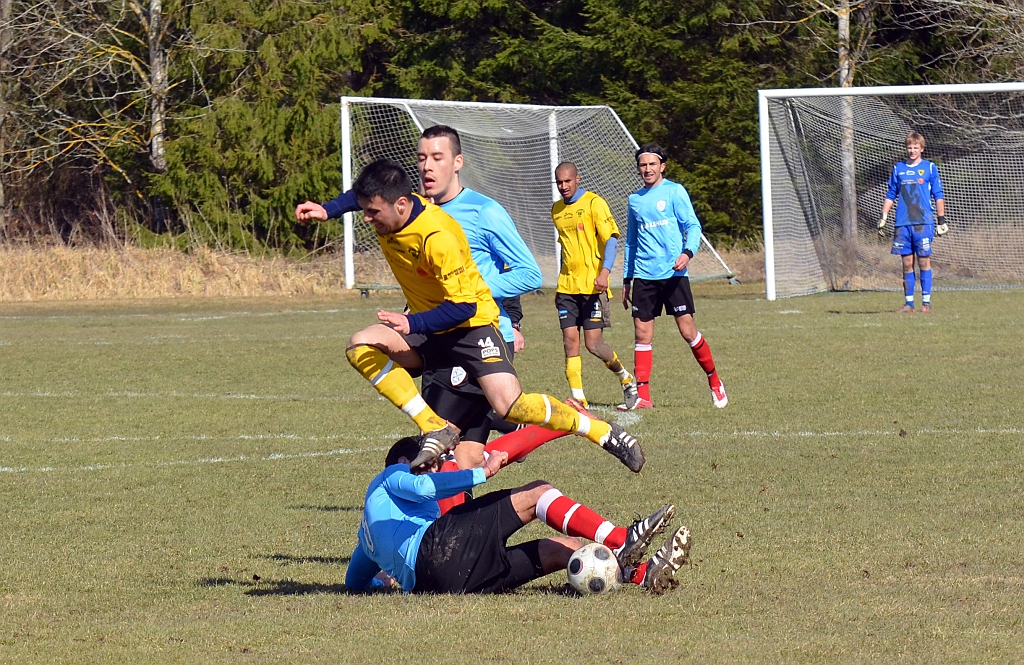 2012_0414_19.JPG - Mergim Bekaj bjuds på en luftfärd