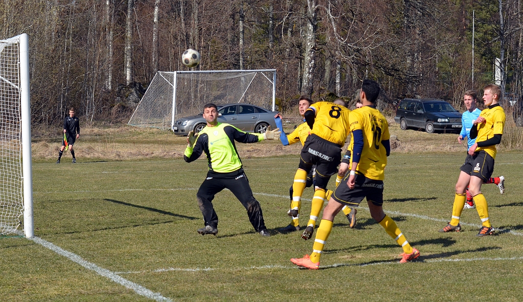 2012_0414_20.JPG - Här tror vi att Gustav Gustavsson nickar in 1-0 till Södra efter en frispark . . . .