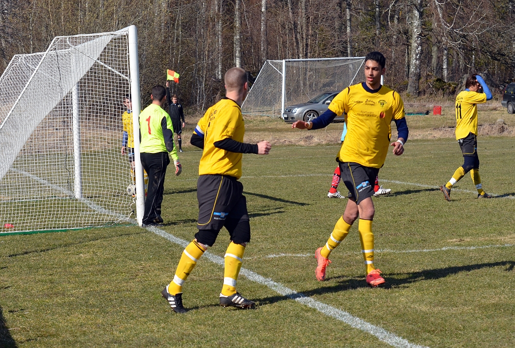 2012_0414_21.JPG - . . . . men ass. domaren har dragit upp flaggan för offside.