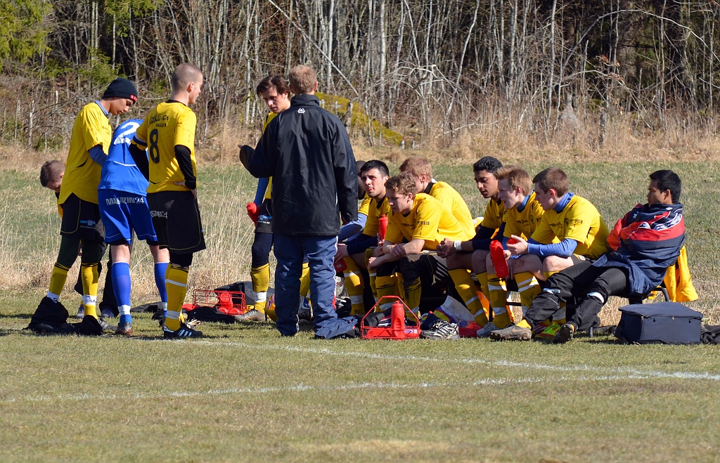 2012_0414_22.JPG - 0-0 i paus, tränarna går igenom lite inför 2:a halvlek medans spelarna pustar ut