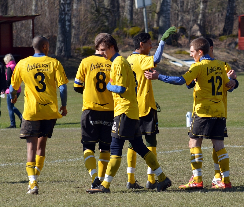 2012_0414_24.JPG - Glada Södraspelare efter 1-0 målet