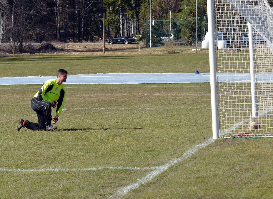 2012_0414_25.JPG - Assyriska målvakten kan bara konstatera att bollen är i målet
