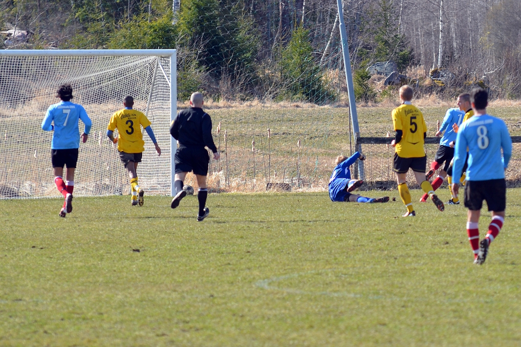 2012_0414_26.JPG - Assyriska replikerade ganska omgående på en snabb omställning och kvitterar till 1-1