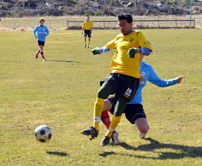 2012_0414_27.JPG - Ali Jafri hårt uppvaktad i ryggen