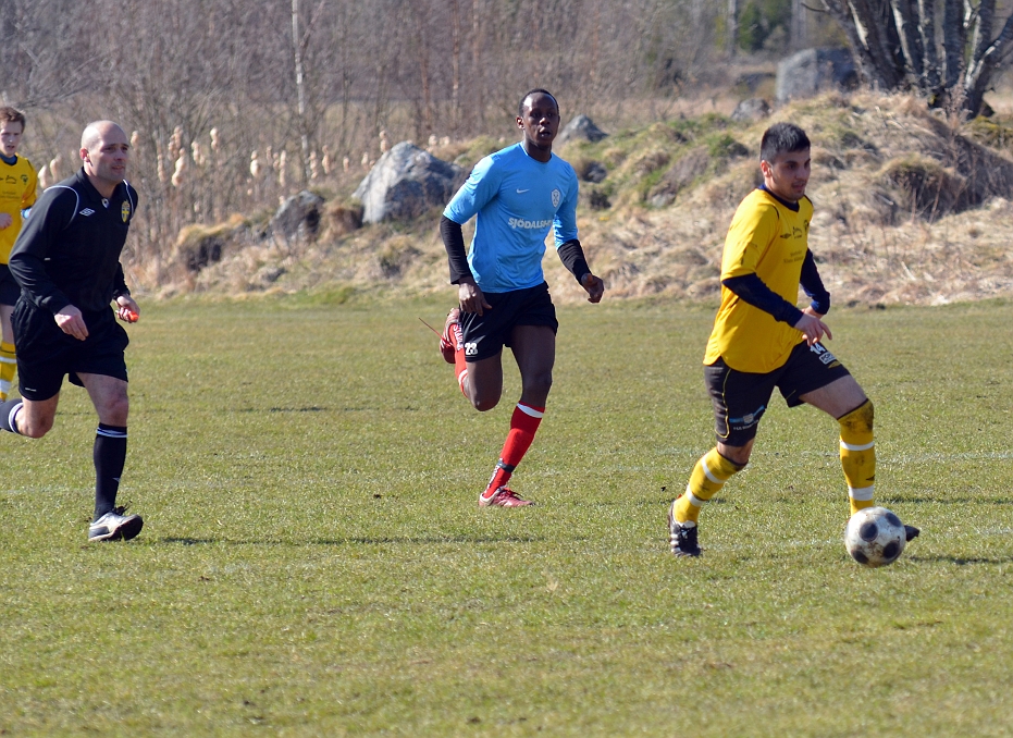 2012_0414_29.JPG - Mergim Bekaj driver bollen upp över mittplan