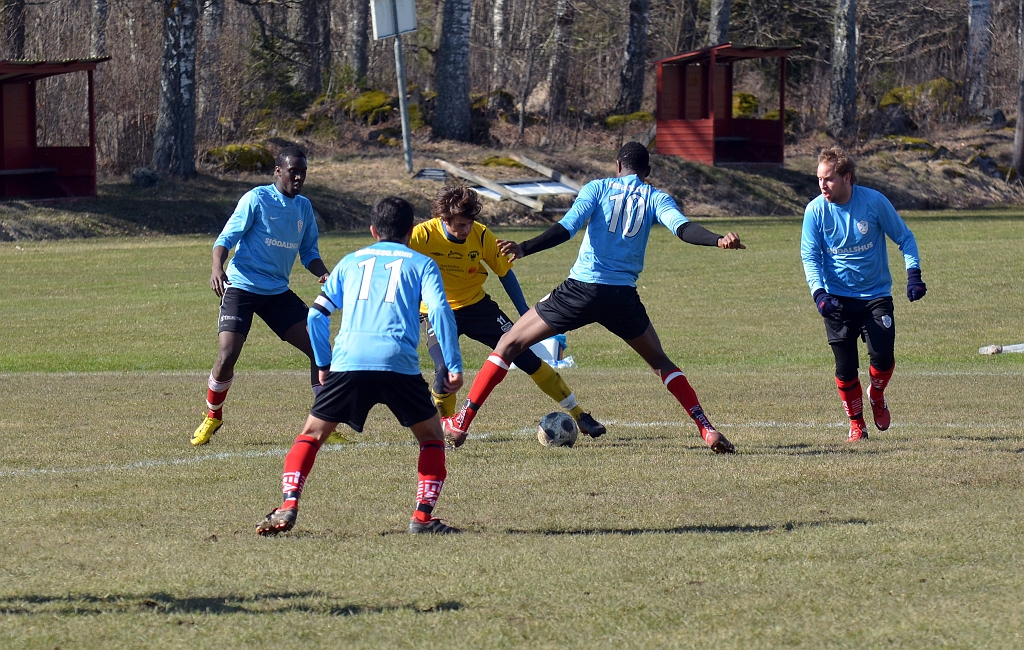 2012_0414_30.JPG - Rio Babovic är nästan omringad av motståndare . . . .