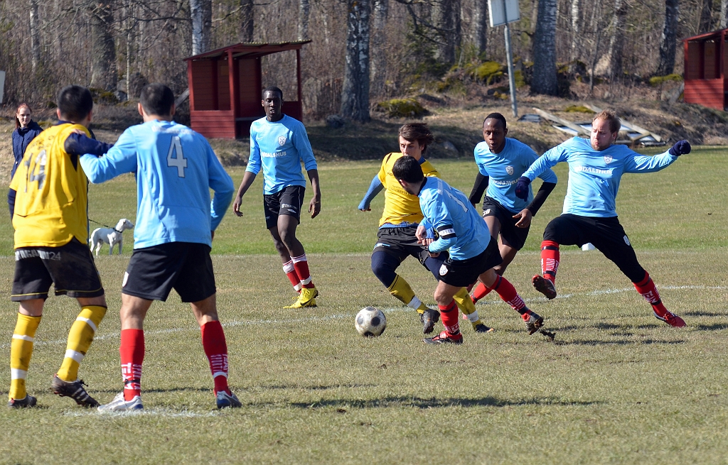 2012_0414_31.JPG - . . . . men utmanar Assyriska försvaret . . . .