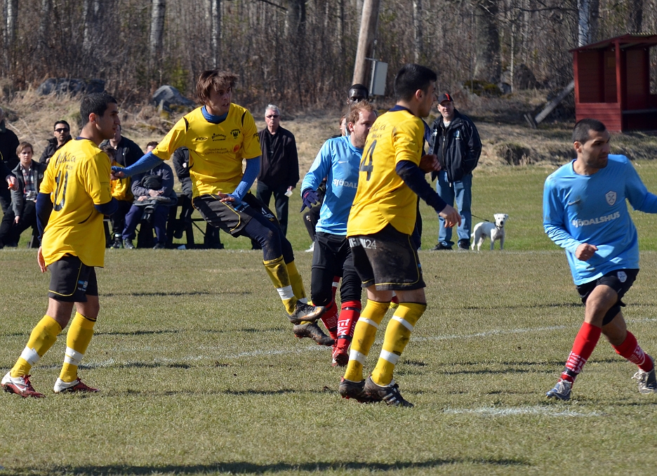 2012_0414_32.JPG - . . . . och kommer till avslut men bollen går över målet