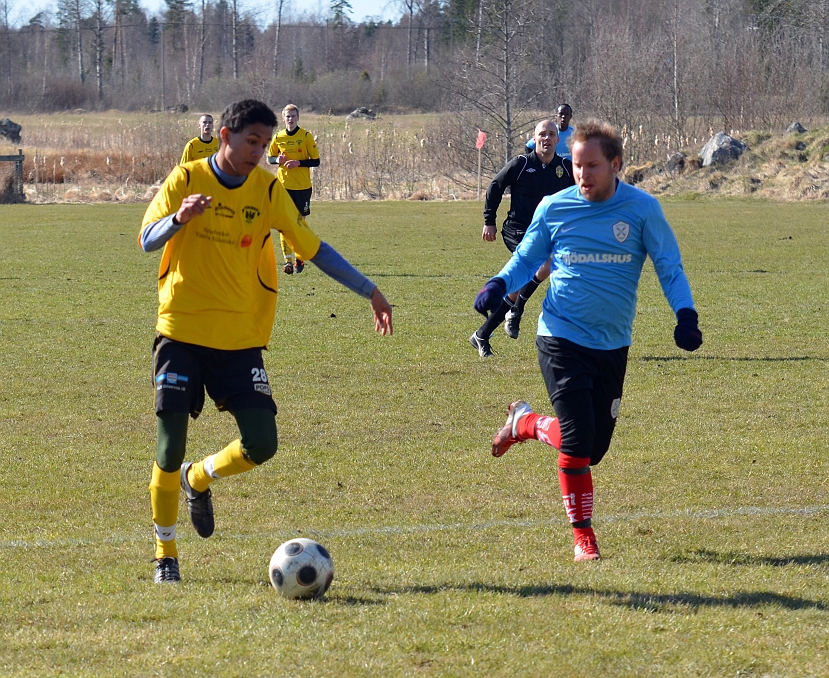 2012_0414_33.JPG - Ali Jafri utmanar backen och försöker komma förbi på utsidan