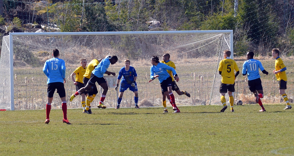 2012_0414_34.JPG - Efter den här nickduellen faller Gustav Gustavsson ner och blir liggandes, han kommer dock upp på benen efter lite omplåstring