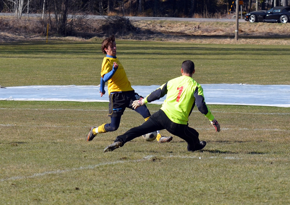 2012_0414_35.JPG - Rio Babovic kommer i bra läge på en djupledsboll men Assyriska målvakten gör en benparad