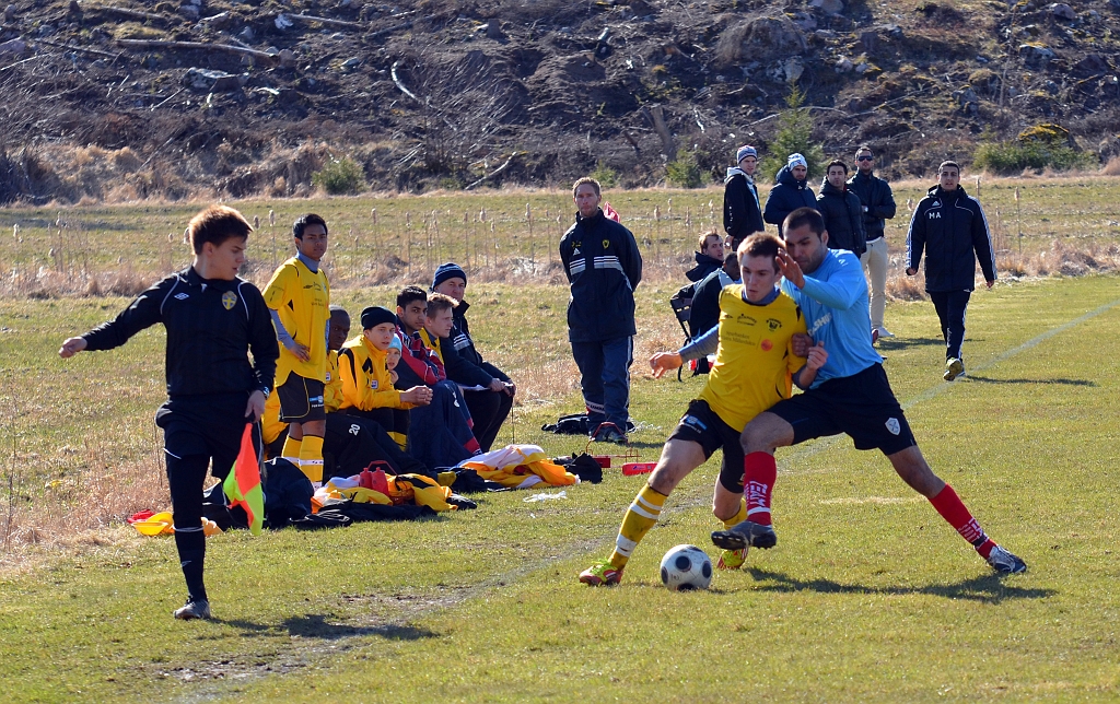 2012_0414_36.JPG - Brandon Wade trycks ut och hamnar utanför planen