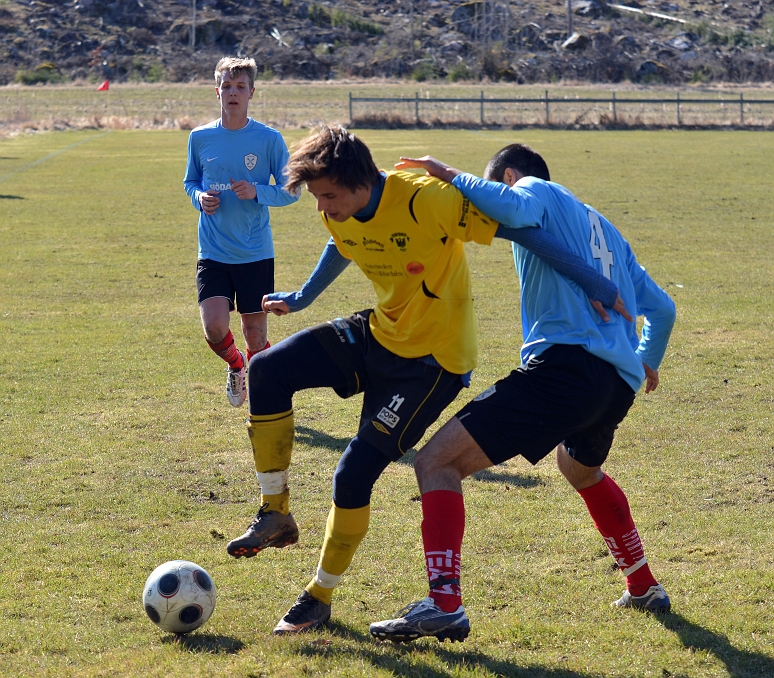 2012_0414_37.JPG - Rio Babovic täcker bollen och försöker få kontroll på den
