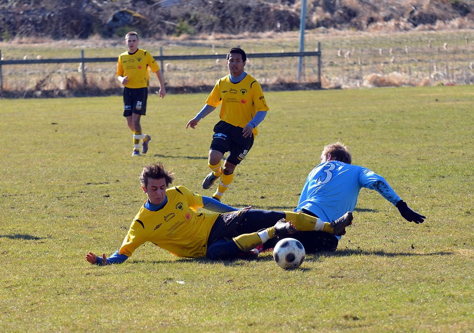 2012_0414_38.JPG - Rio Babovic åker i backen efter en närkamp med försvararen