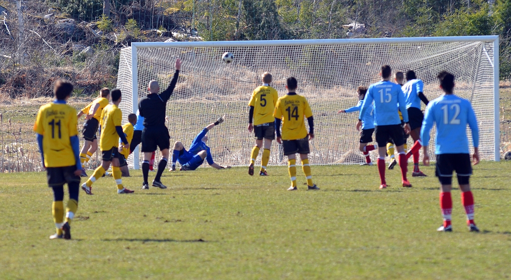 2012_0414_39.JPG - Nära att Assyriska utökar sin ledning men domaren har blåst för offside