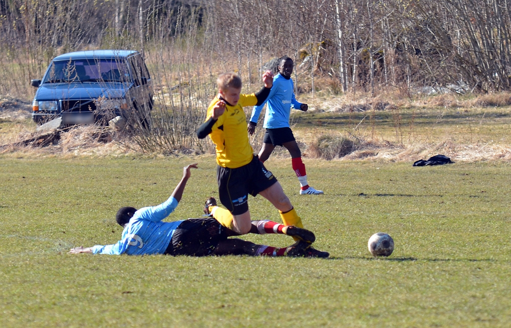 2012_0414_40.JPG - Filip Stjernfeldt fälls när han skall driva upp bollen