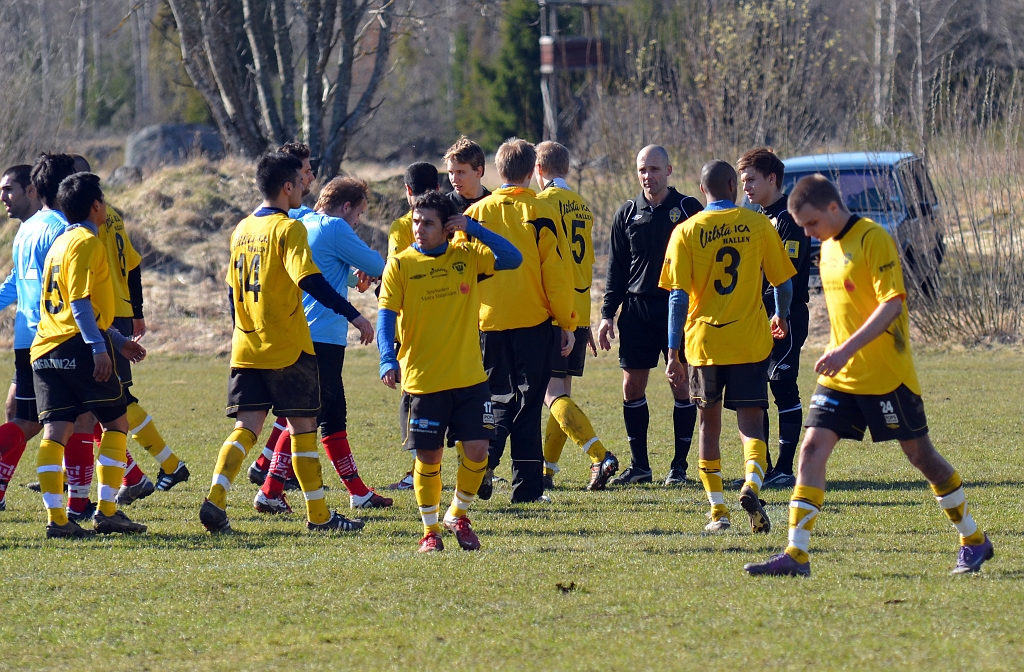 2012_0414_42.JPG - Spelarna tackar varandra och domarna efter matchen