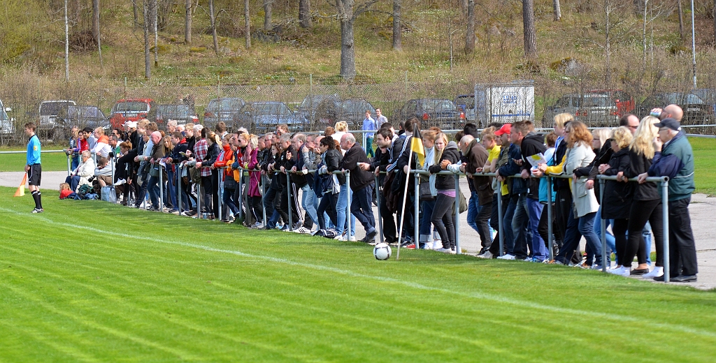 2012_0429_02.JPG - Ett hundratalet åskådare kom för att se damernas seriepremiär