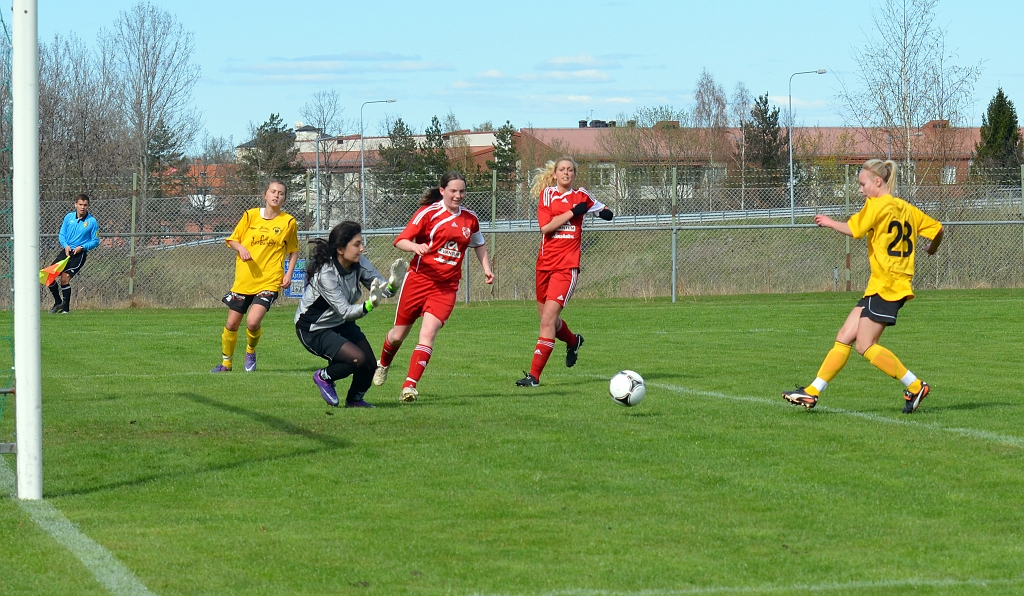 2012_0429_09.JPG - . . . . bollen studsar rakt ut till en fristående Hanna Garman som gör 2-0 till Södra