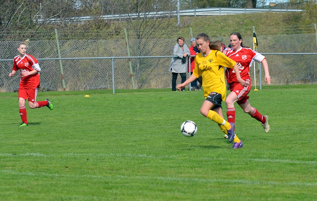 2012_0429_10.JPG - Adelisa Grabus har kommit loss från backlinjen och avancerar ensam mot målet . . . .