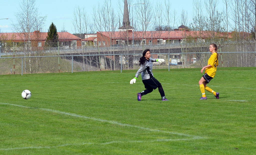 2012_0429_11.JPG - . . . . och gör inget misstag utan slår in 3-0 till Södra i 11:e minuten