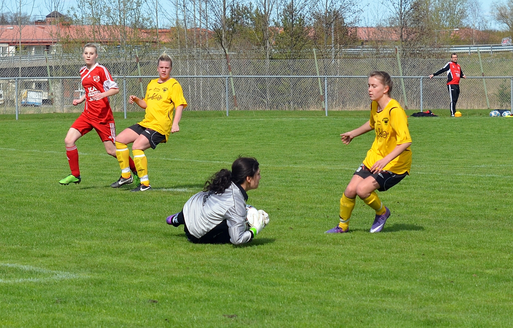 2012_0429_12.JPG - Ytterligare en chans för Södra men Sala's målvakt tar bollen i ett fast grepp