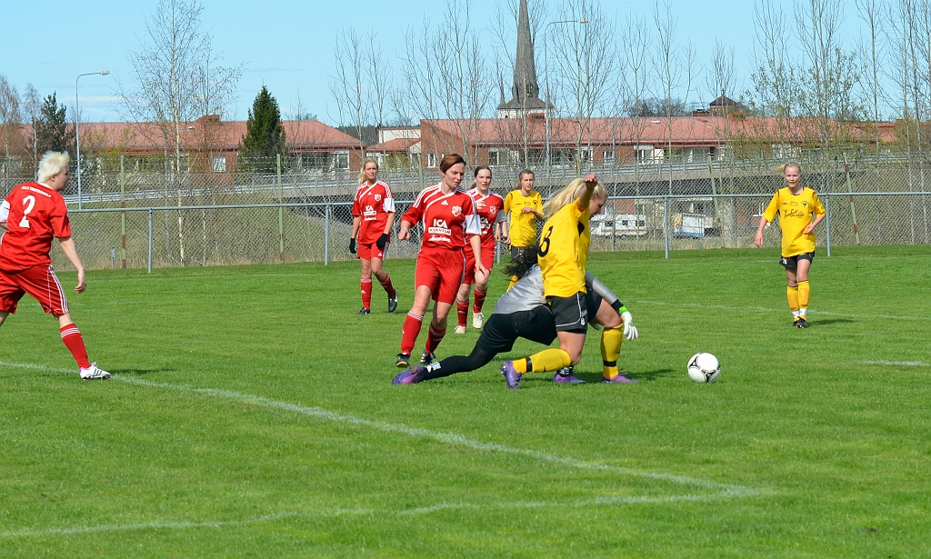 2012_0429_14.JPG - Amanda Segerstedt kämpar för att få kontroll på bollen, men Salaförsvaret får så småning om bort bollen