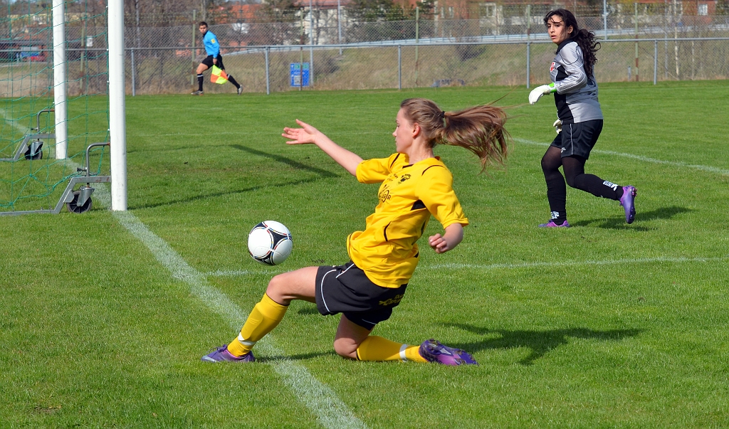 2012_0429_15.JPG - Adelisa Grabus hinner upp bollen strax före kortlinjen och spelar in den framför mål men ingen södraspelare finns på plats
