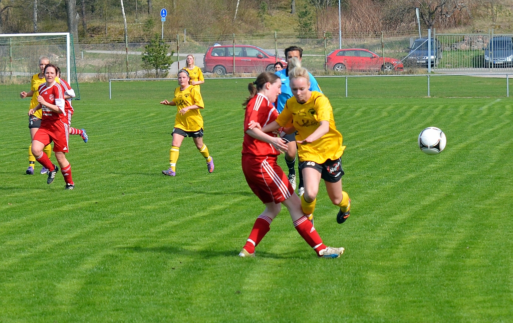 2012_0429_16.JPG - Hanna Garman utmanar salabacken men blir fälld och får frispark