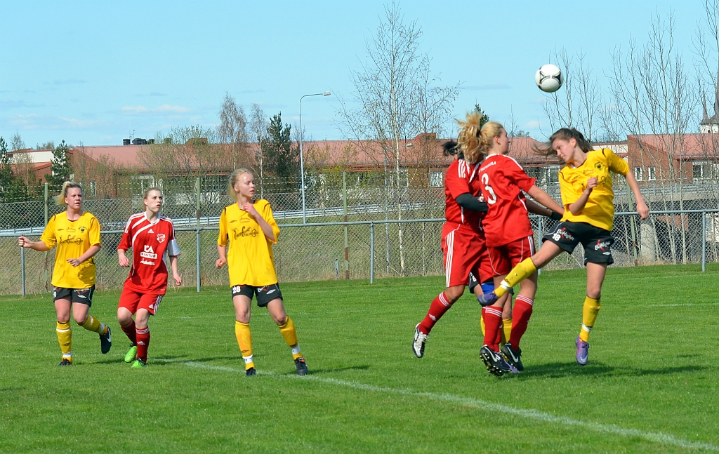 2012_0429_17.JPG - Adelisa Grabus försöker nå bollen med huvudet