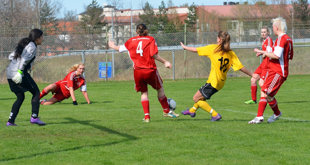 2012_0429_20.JPG - Salabacken hinner precis före och spelar undan bollen framför Adelisa Grabus